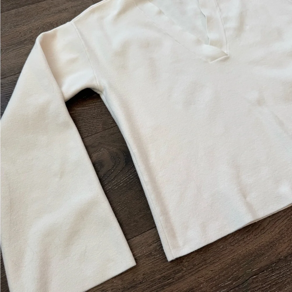 Good American Sweater. Women’s size 00/0.  Off white color, very cute style.